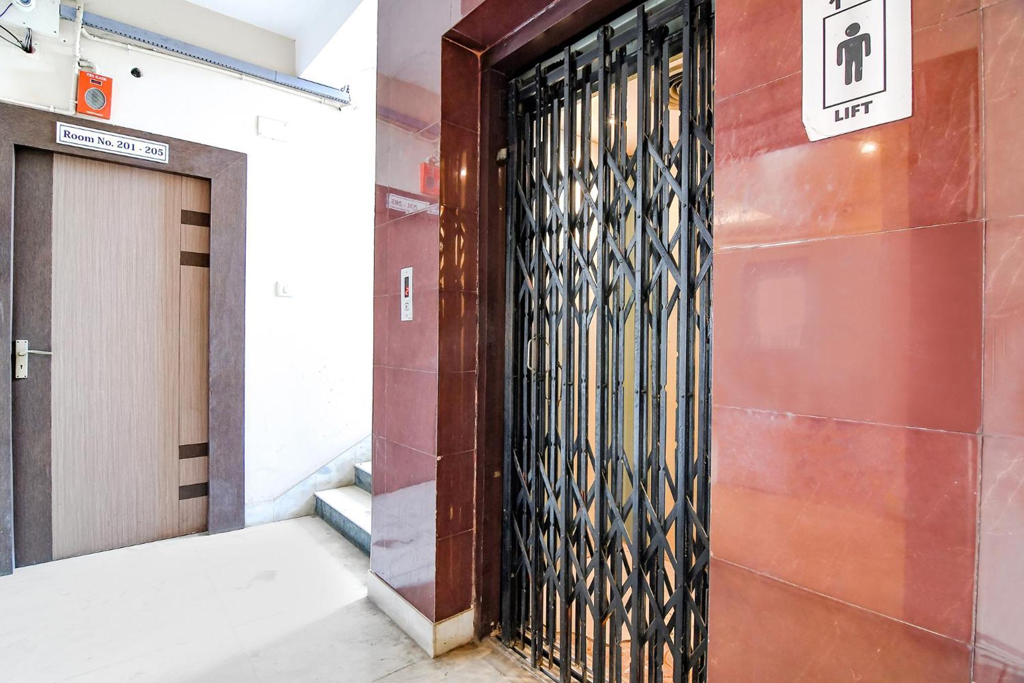 Fabhotel S Residency - Nr Tcs, Sector V 3*